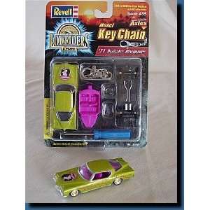  REVELL LOWRIDERS MODEL KEYCHAIN 71 BUICK RIVIERA: Toys 