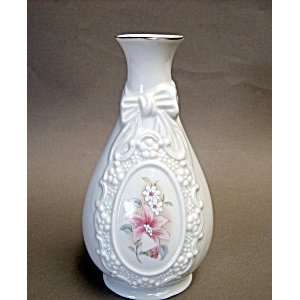  Royal Heritage Cameo Ribbon Vase: Everything Else