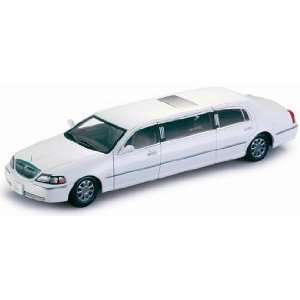  2003 Lincoln Town Car Limousine 118 Diecast Model Car 