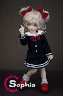 The default hand configuration of the doll is the normal hand. For 
