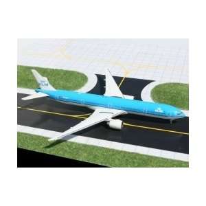  Herpa Wings Boeing 737 900: Alaska Airlines: Toys & Games