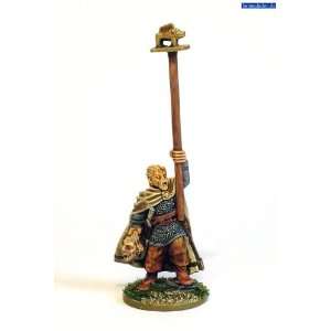  Hail Caesar 28mm Celtic Army Standard Bearer: Toys & Games