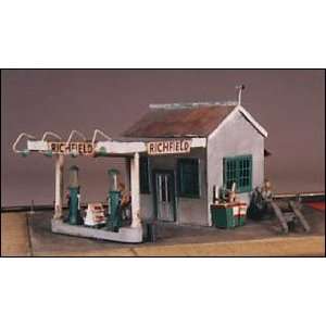    Scale Structures HO Wood 1920s Gas Station Kit Toys & Games